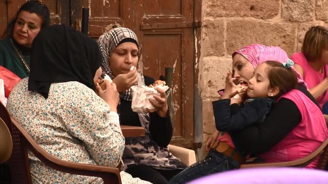 Pasangan pemandu acara dari Prancis ini memberanikan diri wisata kuliner ke Saida di Lebanon dan ikut makan hati kambing mentah dan otak sapi yang dipanggang.