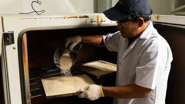 Desainer Tekstil Manfaatkan Limbah Cangkang Telur Jadi Ubin Dinding
