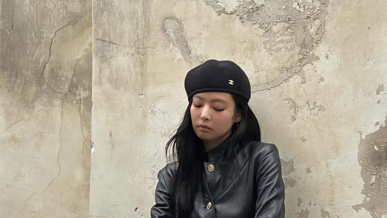 Jennie BLACKPINK Pamerkan Gaya Chanel dengan Pakaian Serba Hitam
