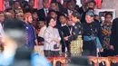 Puan Maharani terlihat cantik elegan mengenakan kebaya abu-abu sedang berbincang dengan Presiden Jokowi. Ia memadukan penampilannya dengan kain batik bernuansa hitam sebagai rok dan detail manis berupa bros silver. [Foto: Instagram/puanmaharaniri]