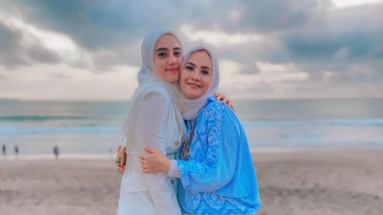 6 Potret Kebersamaan Fairuz A Rafiq dan Elma Theana, Bak Saudara Kandung