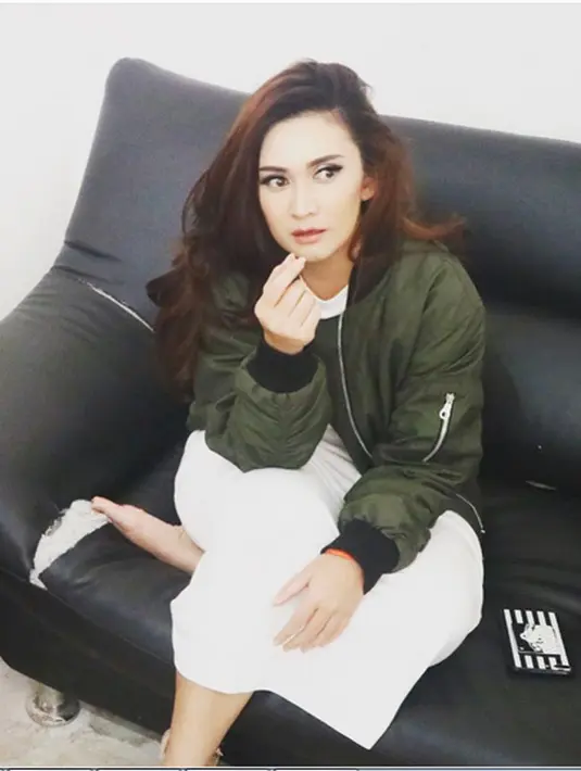 Salah satu yang menjadi kesepakatan adalah anak semata wayang, Mikhaela Lee Juwono hasil pernikahannya. Selain hak asuh dan soal cerai juga tidak ada tuntutan terkait harta gono gini. (Instagram/nafaurbach)