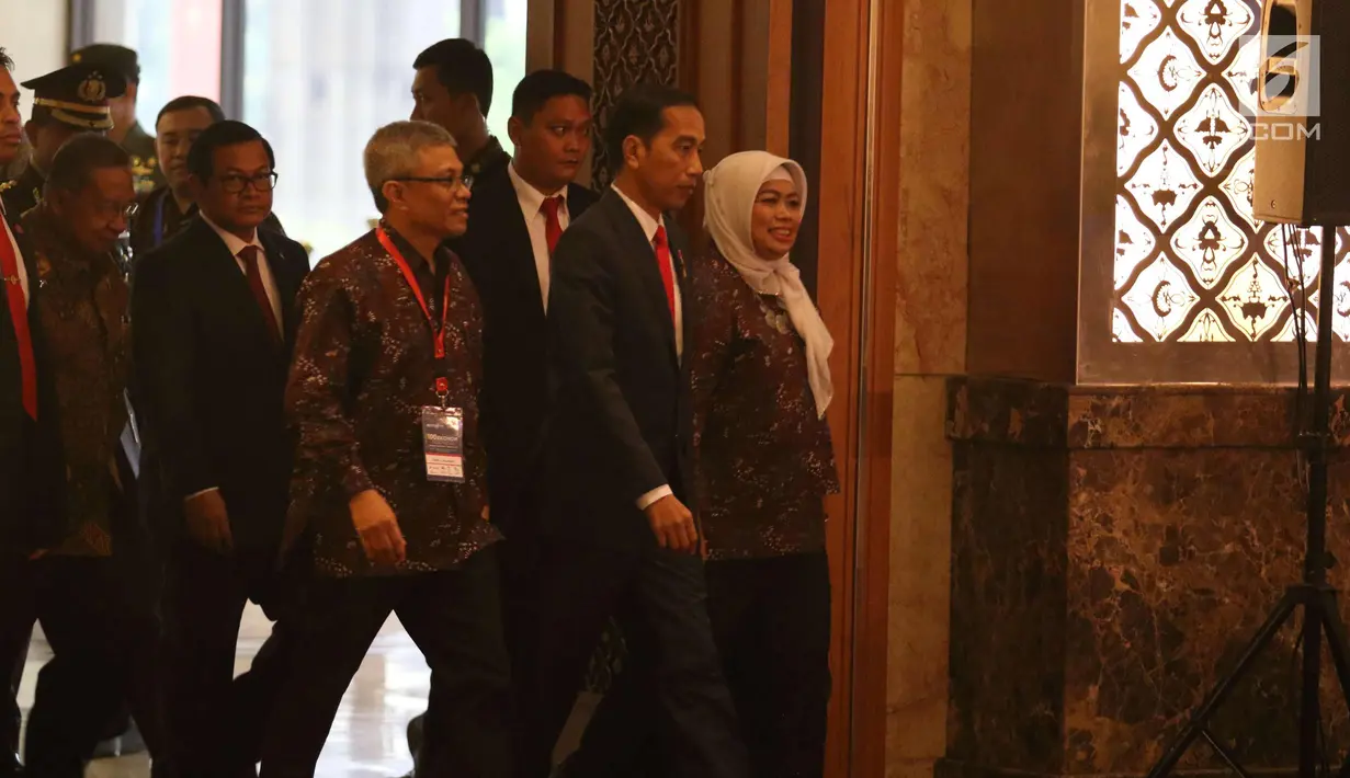 Presiden Joko Widodo saat tiba menghadiri sarasehan 100 ekonom Indonesia di Jakarta, Senin (12/12). (Liputan6.com/Angga Yuniar)