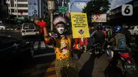 Angggota Komunitas Aku Badut Indonesia (ABI) melakukan aksi kampanye di kawasan Cilandak, Jakarta Selatan, Senin (12/7/2021). Mereka mengajak masyarakat agar menggunakan masker untuk kepentingan bersama dan mengurangi lonjakan kasus COVID-19. (Liputan6.com/Johan Tallo)