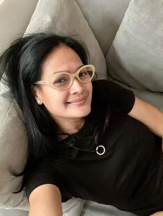 Jumlah usia bagi Donna Harun sepertinya hanya angka saja. Sementara kecantikannya di usia 53 tahun tak bisa luntur. (Instagram/donnaharunofficial)