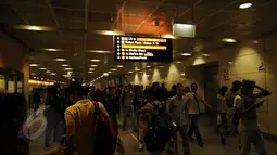 Suasana salah satu lorong terminal MRT di Singapura, Minggu (31/5/2015). Bagian pertama dari MRT ini, antara Stasiun Yio Chu Kang dan Stasiun Toa Payoh, dibuka pada 1987. (Liputan6.com/Helmi Fithriansyah)