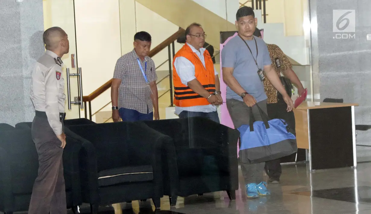Asisten Bidang Tindak Pidana Umum (Aspidum) Kejati DKI Jakarta, Agus Winoto (rompi oranye) bersiap keluar gedung KPK usai menjalani pemeriksaan terkait OTT kasus dugaan suap, Jakarta, Sabtu (29/6/2019). Agus Winoto ditahan di Rutan KPK cabang Guntur. (Liputan6.com/Helmi Fithriansyah)