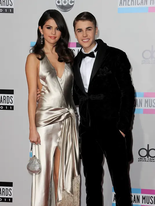 Netizen pun rupanya penasaran dengan Selena Gomez dan Justin Bieber yang tiba-tiba memotong rambutnya. (AFP/Bintang.com)