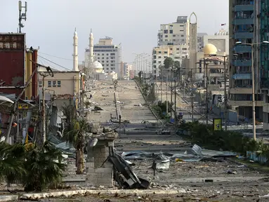 Sebagian kerusakan di jalan utama al Rashid akibat pemboman Israel di Kota Gaza, Palestina, Senin (23/10/2023). (AP Photo/Abed Khaled)