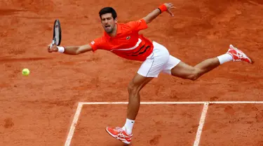 Petenis Serbia, Novak Djokovic mengembalikan bola ke arah petenis Swiss, Henri Laaksonen pada putaran kedua Prancis Terbuka 2019 di Stadion Rolland Garros, Kamis (30/5/2019). Djokovic untuk ke-14 kalinya melaju ke babak ketiga Prancis Terbuka usai menang 6-1, 6-4 6-3. (REUTERS/Benoit Tessier)