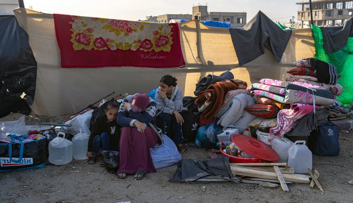 Israel mendesak orang-orang yang tinggal di sebagian kota terbesar kedua di Jalur Gaza untuk mengungsi pada Senin (4/12), sementara pasukan Israel melancarkan pertempuran darat dan serangan udara yang menargetkan militan Hamas. (AP Photo/Fatima Shbair)
