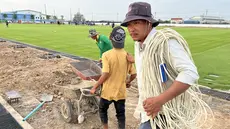 Ada momen menarik saat Timnas Indonesia U-22 menggelar sesi latihan terakhir di Visakha Training Center, Rabu (3/5/2023) jelang menghadapi Myanmar pada laga kedua Grup A SEA Games 2023 yang akan digelar Kamis, 4 Mei 2023. Dalam latihan yang dipimpin Coach Indra Sjafri tersebut, tampak beberapa pekerja hilir mudik di sekitar lapangan untuk menyelesaikan proses pembangunan lapangan milik Visakha FC tersebut. Seperti apa penampakannya? (Bola.com/Gregah Nurikhsani)