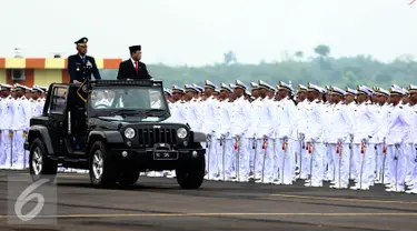  Menteri Perhubungan, Budi Karya Sumadi memeriksa perwira saat memimpin upacara pelantikan di Sekolah Tinggi Penerbangan Indonesia (STPI) Curug, Tangerang, Banten, Kamis (8/9). (Liputan6.com/Faizal Fanani)