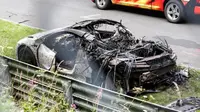 Akibat jilatan api yang cukup besar, mobil dalam sekejap ludes terbakar.