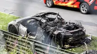 Akibat jilatan api yang cukup besar, mobil dalam sekejap ludes terbakar.