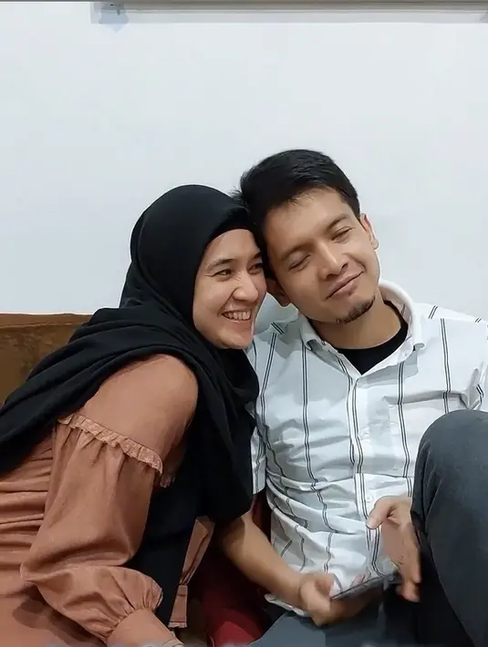 "Jangan membawa masalah keluar dari kamar. Jangan membawa masalah di sosial media. Jangan membawa masalah cerita sama orang yang salah. Itu tiga yang memang kita pegang sampai sekarang," ujar Dhini Aminarti dilansir dari kanal YouTube Daniel Mananta Network. [Instagram/dimasseto_1/dhiniaminarti]