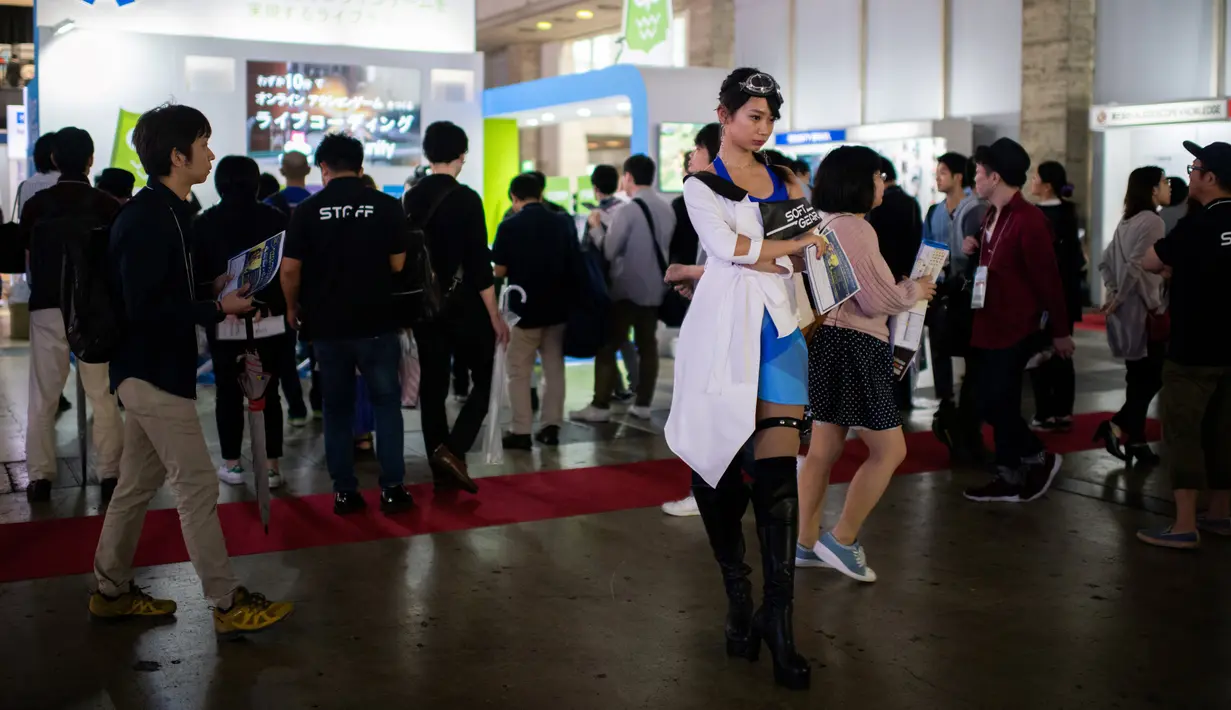 Seorang model mengenakan kostum karakter video game saat gelaran Tokyo Game Show 2018 di Tokyo, Jepang, Jumat (21/9). Salah satu perhelatan gaming terbesar untuk kawasan Asia tersebut diadakan hingga 23 September nanti. (AFP / Martin BUREAU)