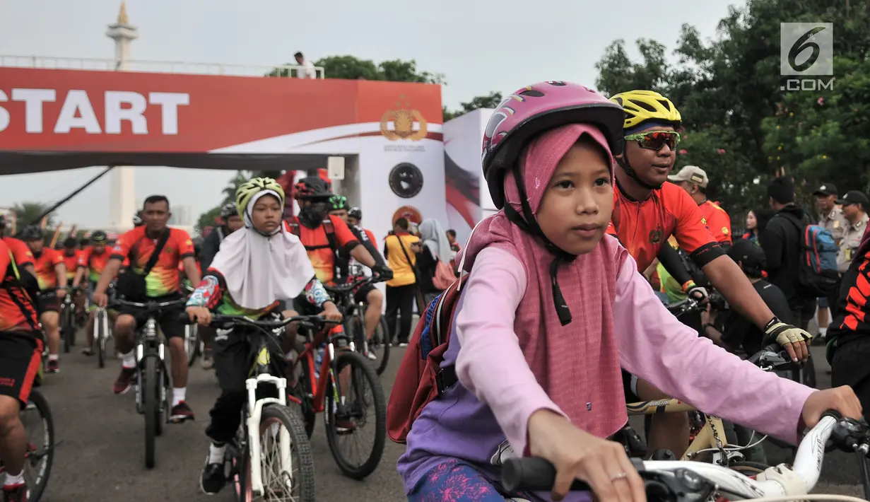 Peserta mengikuti Gowes Bersama Indonesia Damai #iRide4Peace di Silang Monas, Minggu (4/11). Acara ini dimeriahkan jajaran Polri, TNI, KPU, Bawaslu, komunitas sepeda, serta atlet sepeda nasional juga masyarakat umum. (Merdeka.com/ Iqbal S. Nugroho)