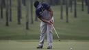 Seorang pegolf tampil pada turnamen Golf Indonesia Open di Lapangan Golf Pondok Indah, Jakarta, Minggu (29/10/2017). Turnamen bertaraf Asian Tour tersebut dari 26-29 Oktober. (Bola.com/Vitalis Yogi Trisna)