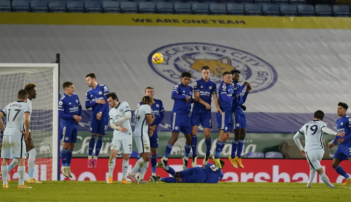 Gelandang Chelsea, Mason Mount (kedua dari kanan) melepaskan tendangan bebas ke gawang Leicester City dalam laga lanjutan Liga Inggris 2020/21 pekan ke-19 di King Power Stadium, Leicester, Selasa (19/1/2021). Chelsea kalah 0-2 dari Leicester City. (AFP/Tim Keeton/Pool)
