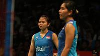 Greysia Polii/Nitya Krishinda Maheswari saat melawan pasangan Malaysia Vivian Kah Mun Hoo/Khe Wei Woon pada laga Indonesia Open 2016 di Istrora Senayan, Jakarta, Kamis (2/6/2016). Nitya Krishinda Maheswari/Greysia Polii Kalah 17-21,19-21. (Bola.com/Nickla