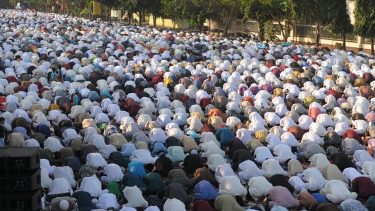Ribuan warga Jatinegara gelar Salat Id di jalan raya