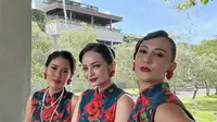 Dengna Cheongsam bernuansa navi serta motif mawar merah, gayanya begitu menakjubkan.  [Foto: Instagram/ Enzy Storia]