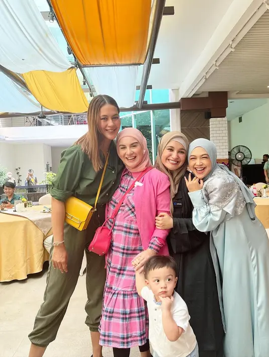 <p>Ria Ricis dan Teuku Ryan (Instagram/shireensungkar)</p>