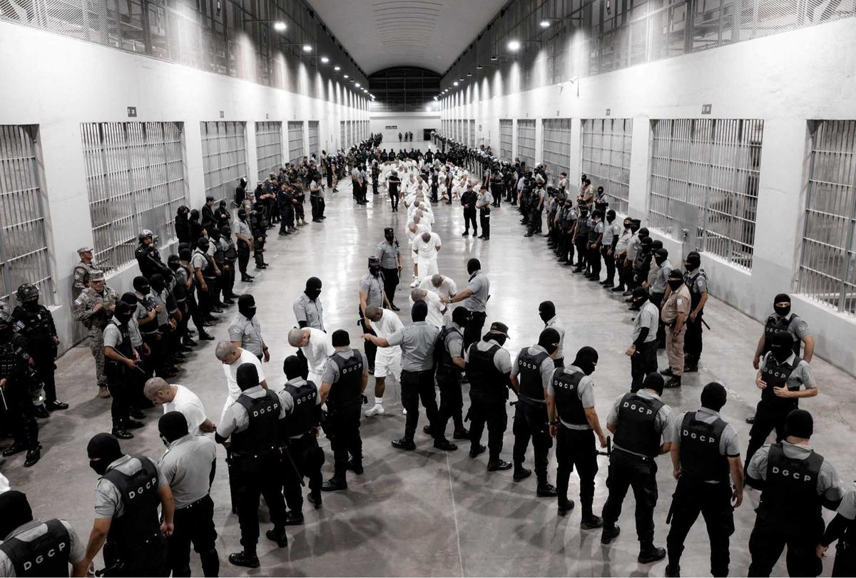 FOTO: Super Ketat Kemanan saat Deportasi 250 Imigran Terduga Anggota Geng Kriminal ke Penjara CECOT El Salvador