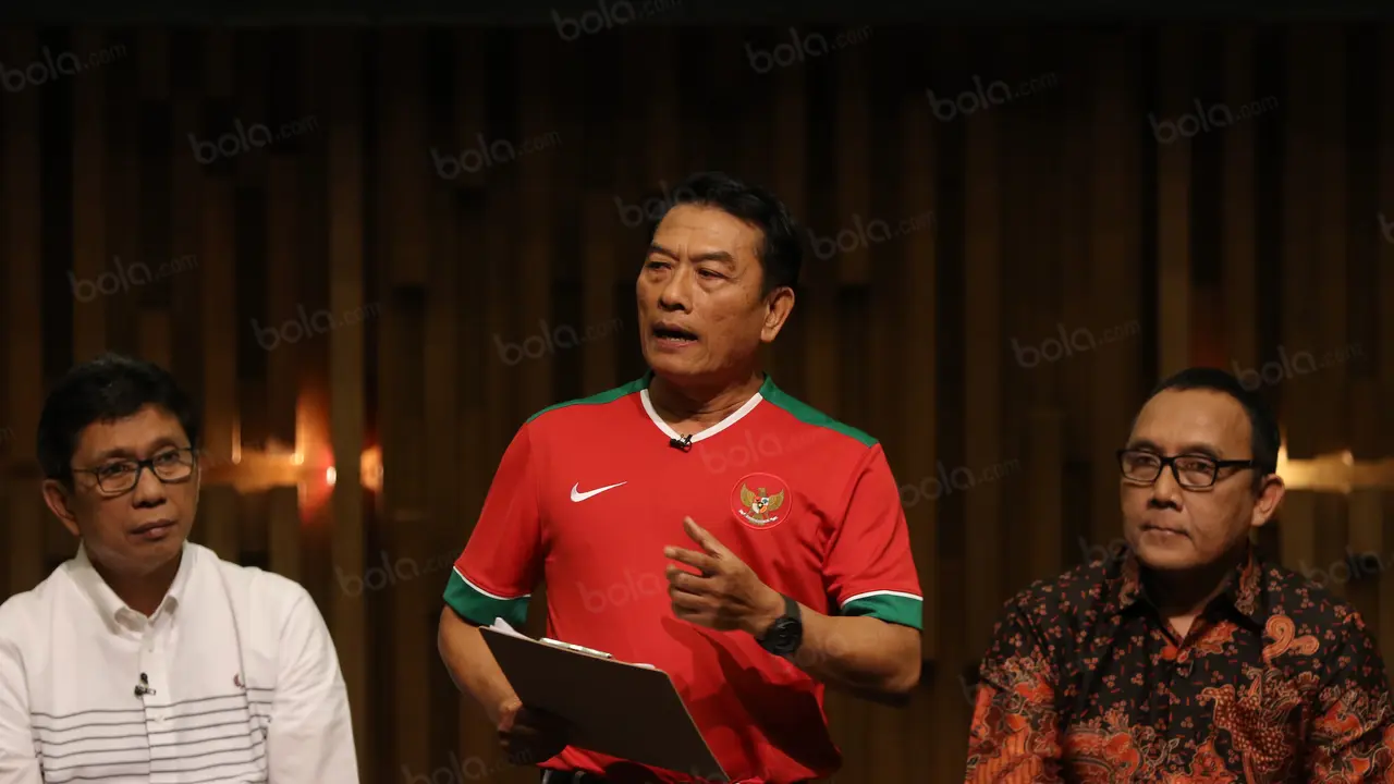 Eddy Rumpoko (kiri) dan Moeldoko (tengah), yakin bisa membawa perubahan di PSSI jika terpilih sebagai ketua umum nanti. (Bola.com/Nicklas Hanoatubun)