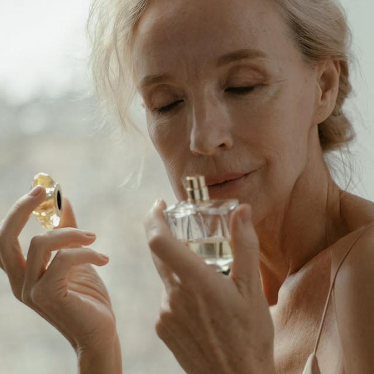 Wanita yang sedang Menghirup Aroma Parfum