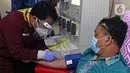 Penyintas COVID-19 mendonorkan plasma konvalesennya di PMI Bekasi, Jawa Barat, Kamis (11/2/2021). Untuk saat ini, PMI Bekasi hanya mampu melayani enam orang pendonor per harinya karena keterbatasan alat. (Liputan6.com/Herman Zakharia)