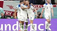 Pemain Inggris, Jordan Henderson (tengah), berselebrasi dengan Jude Bellingham (kiri), dan Declan Rice (kanan), pada laga 16 besar Piala Dunia 2022  kontra Senegal, di Stadion Al Bayt, Senin (5/12/2022) dini hari WIB. (AP Photo/Abbie Parr)