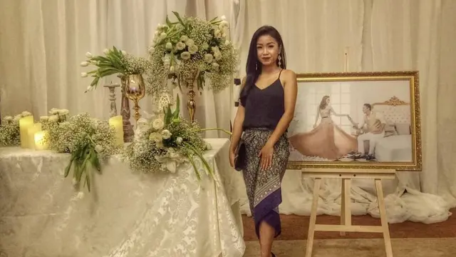 6 Potret Gaya Ayya Renita saat Pakai Kebaya dan Batik, Tetap Menawan
