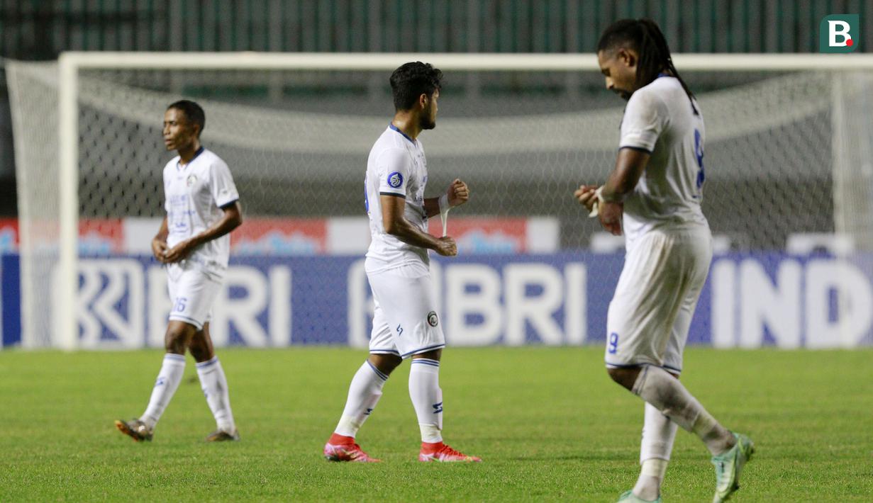 Pemain Arema FC tampak lesu usai ditaklukkan PSS Sleman 1-2 dalam laga pekan ke-3 BRI Liga 1 2021/2022 di Stadion Pakansari, Bogor, Minggu (19/9/2021). Arema FC kalah 1-2. (Bola.com/M Iqbal Ichsan)