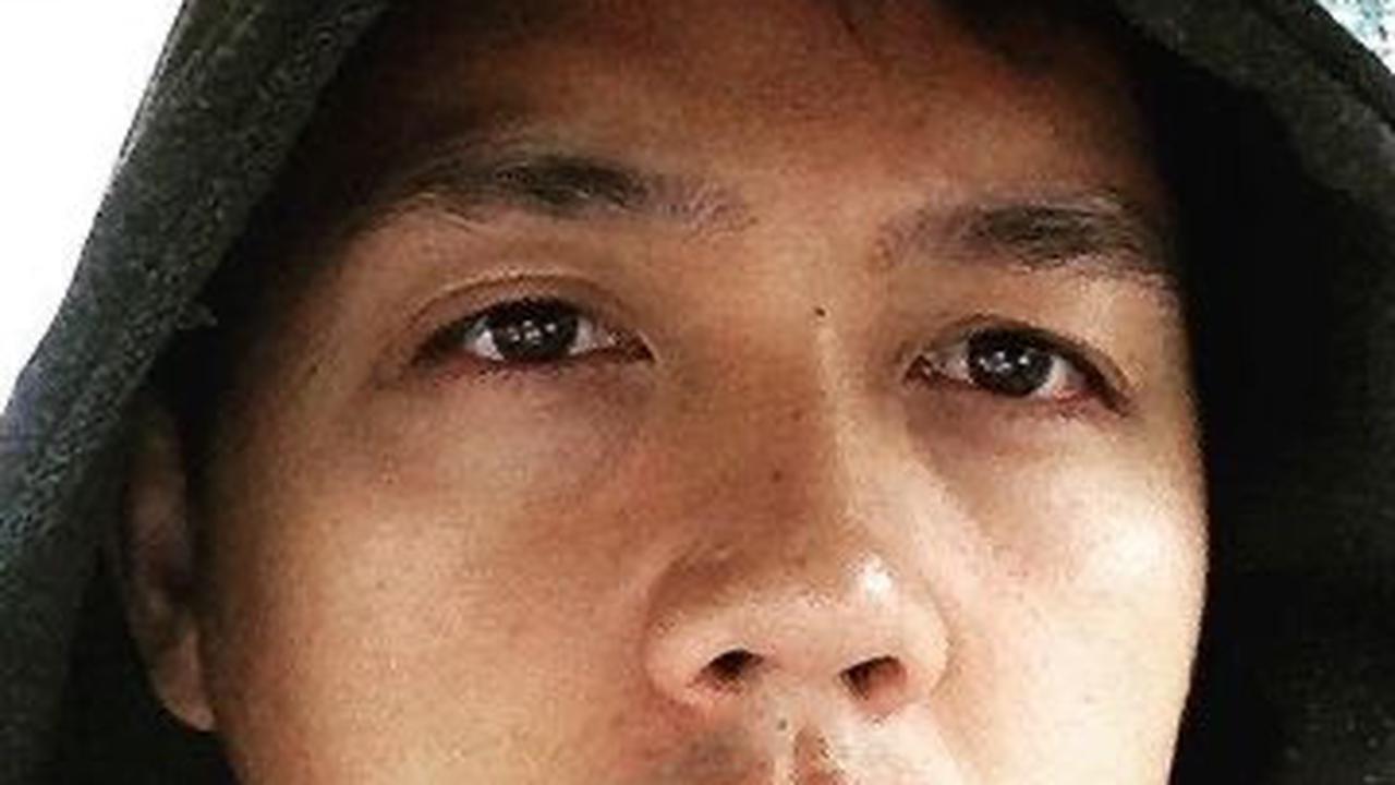 Dirly diketahui pernah menempuh pendidikan di SMA Kristen 1 Tomohon. Kehidupan Dirly mulai berubah di tahun 2006 saat ia memutuskan ikut audisi Indonesian Idol.