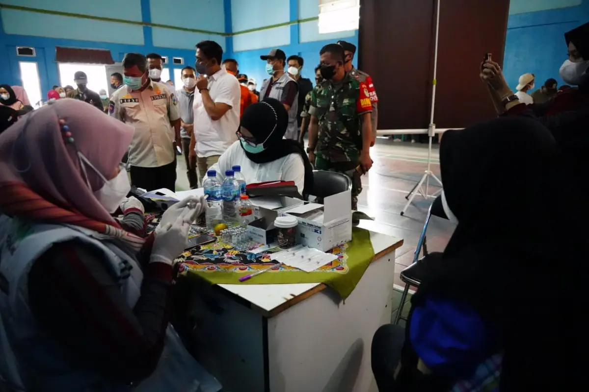 Bupati Garut Rudy Gunawan meninjau pelaksanaan vaksinasi covid-19 di Desa Rancasalak, Kecamatan Kadungora, Garut saat natalan.