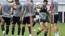 Pemain Wolverhampton Wanderers, Morgan Gibbs-White (kedua kanan) saat sesi latihan di Duisburg, Jerman, Senin (10/8/2020). Wolverhampton Wanderers akan melawan Sevillla di perempat final Liga Europa. (AP Photo/Ina Fassbender)