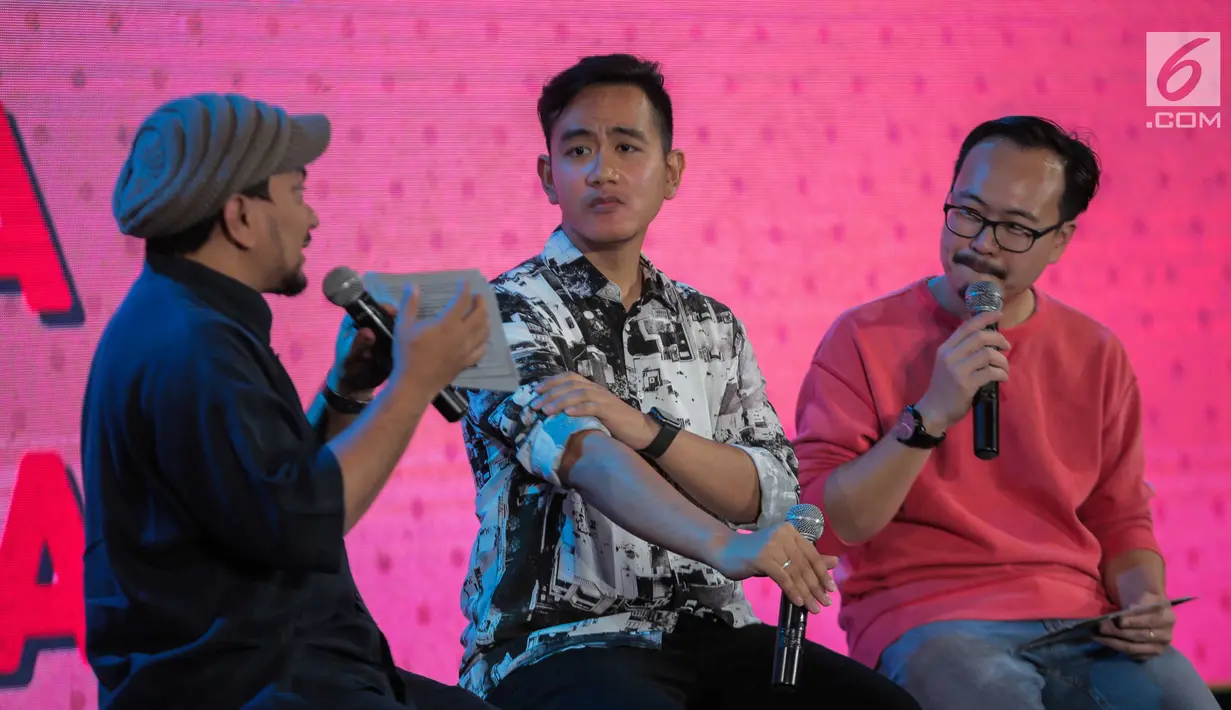 Putra Presiden Joko Widodo atau Jokowi, Gibran Rakabuming Raka (tengah) saat menjadi nara sumber dalam acara Playfest 2019 di Parkir Selatan Gelora Bung Karno, Jakarta, Minggu (25/8/2019). Gibran berbagi jurus antibaper di Playfest 2019. (Liputan6.com/Faizal Fanani)