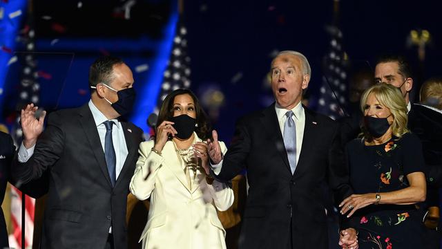 Presiden dan Wapres terpilih AS Joe Biden-Kamala Harri bersama Jill Biden dan Douglas Emhoff, setelah menyampaikan sambutan di Wilmington, Delaware, pada 7 November 2020, setelah dinyatakan sebagai pemenang Pemilu Amerika. (Jim Watson / AFP)
