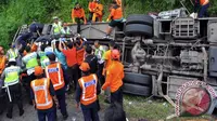 16 penumpang dari rombongan pengajian tewas dalam kecelakaan di ruas tol dalam Kota Semarang.