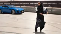 Pebalap perempuan Aseel Al Hamad langsung menjajal trek balap di Saudi Arabia menggunakan Jaguar F-Type. (Motor1)