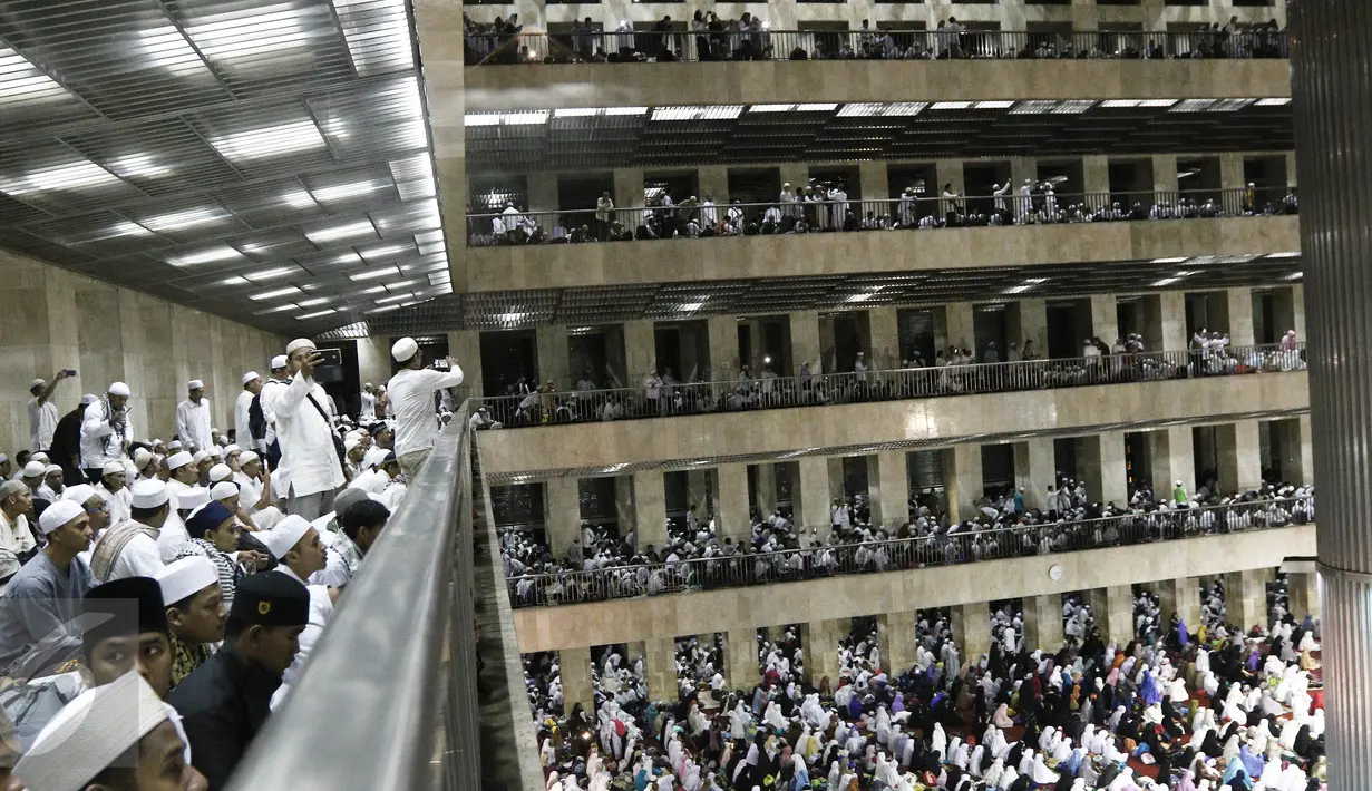 Peserta aksi 112 sedang mengikuti zikir dan tausiyah di Masjid Istiqlal, Jakarta, Sabtu (11/2). (Liputan6.com/Herman Zakharia)
