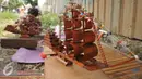 Sebuah miniatur perahu phinisi yang terbuat dari bambu, Jawa Barat, Sabtu (9/7). Perajin mengaku membanjirnya produk kerajinan dari China menyebabkan terhentinya ekspor dan penurunan permintaan dalam negeri. (Liputan6.com/Gempur M Surya)