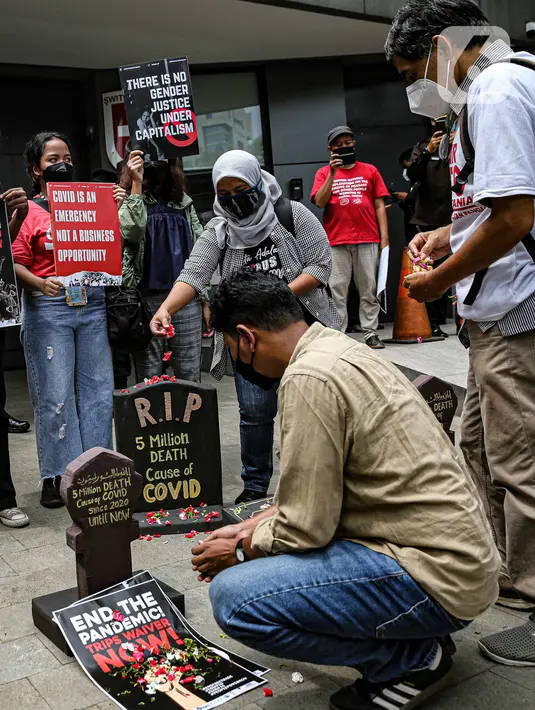 Massa gabungan organisasi masyarakat sipil Koalisi Gerak Lawan melakukan tabur bunga saat demo di Kedutaan Besar Swiss, Jakarta, Selasa (30/11/2021). Aksi ini bertujuan mengecam kehadiran World Trade Organization (WTO) dengan kebijakan yang merugikan nasib rakyat kecil. (Liputan6.com/Faizal Fanani)
