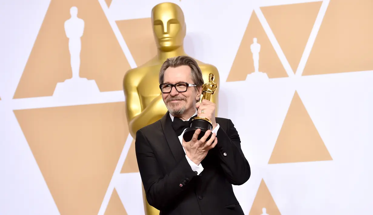 Gary Oldman sendiri dianugerahi Best Actor karena perannya sebagai Winston Churcill di The Darkest Hours. (ALBERTO E. RODRIGUEZ / GETTY IMAGES NORTH AMERICA / AFP)
