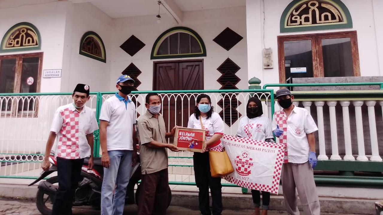 Relawan Solmet membagikan bantuan sembako untuk terdampak corona di Bekasi.