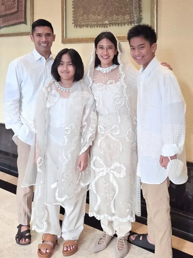 Dian Sastrowardoyo dan keluarga. (Foto: Dok. Instagram @therealdisastr)