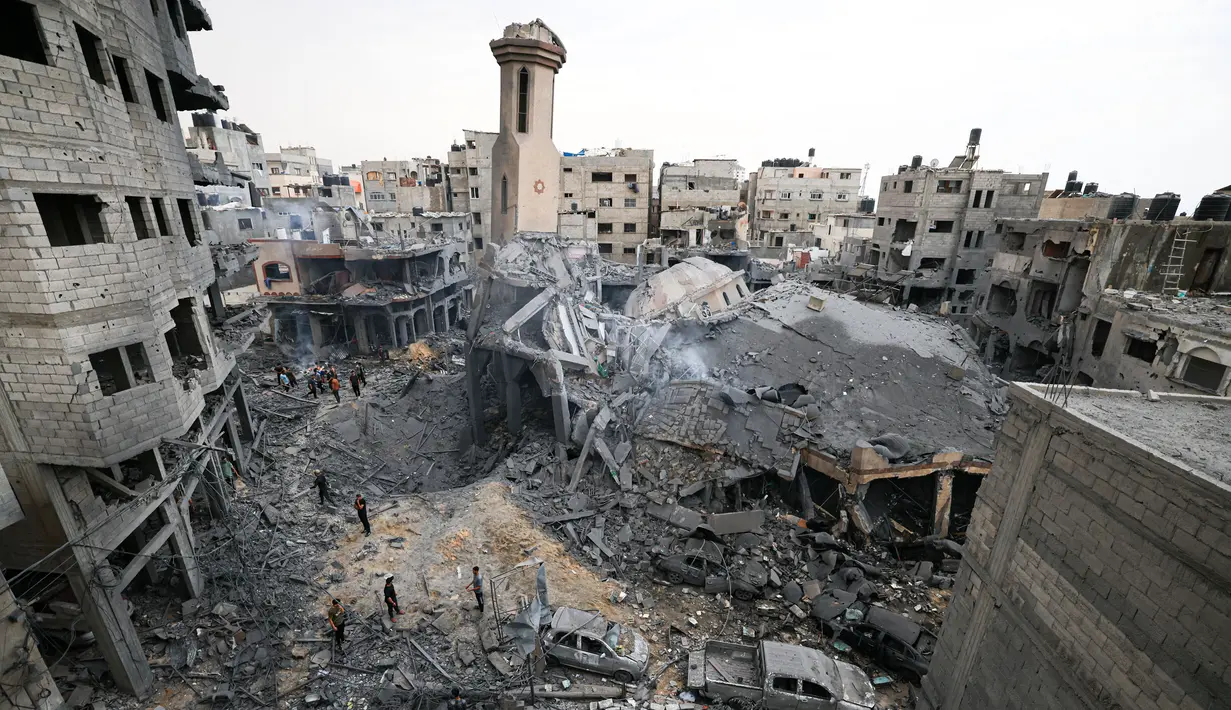 <p>Pasukan Israel berusaha untuk menguasai kembali gurun di sekitar Jalur Gaza dan mengevakuasi orang-orang dari wilayah perbatasan yang diperebutkan pada 9 Oktober 2023. (Mahmud HAMS/AFP)</p>