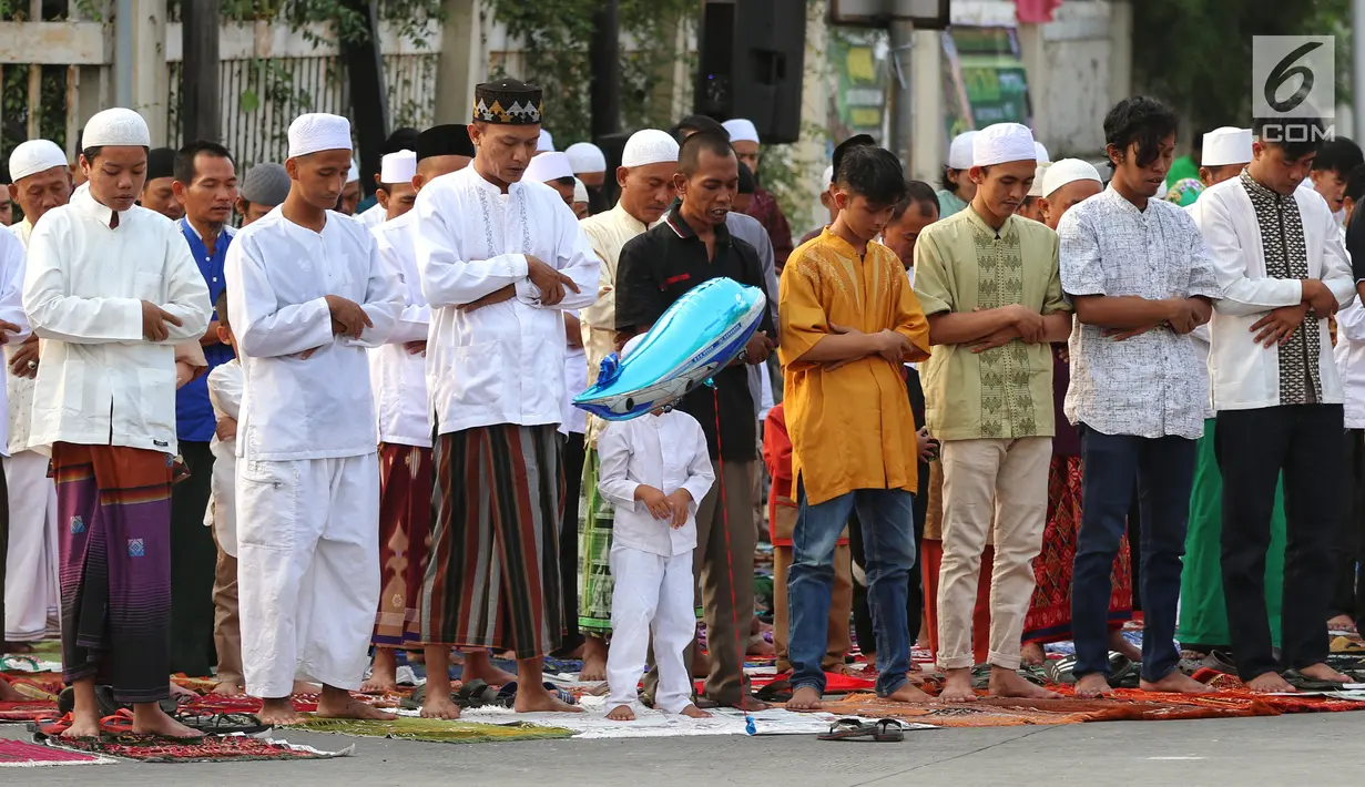 Umat muslim melaksanakan salat Idul Adha 1439 H di Monumen Perjuangan Jatinegara, Jakarta Timur, Rabu (22/8). (Liputan6.com/JohanTallo)